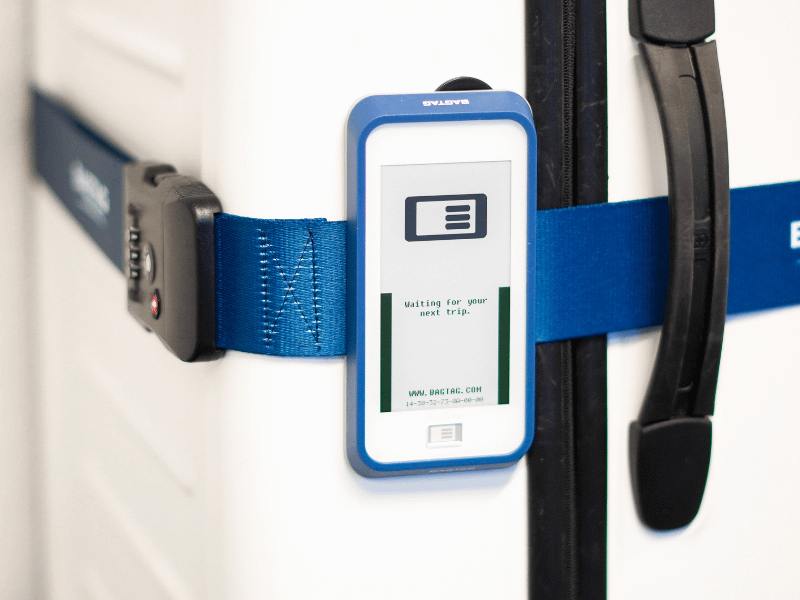 BAGTAG Fix with TSA-belt on white suitcase